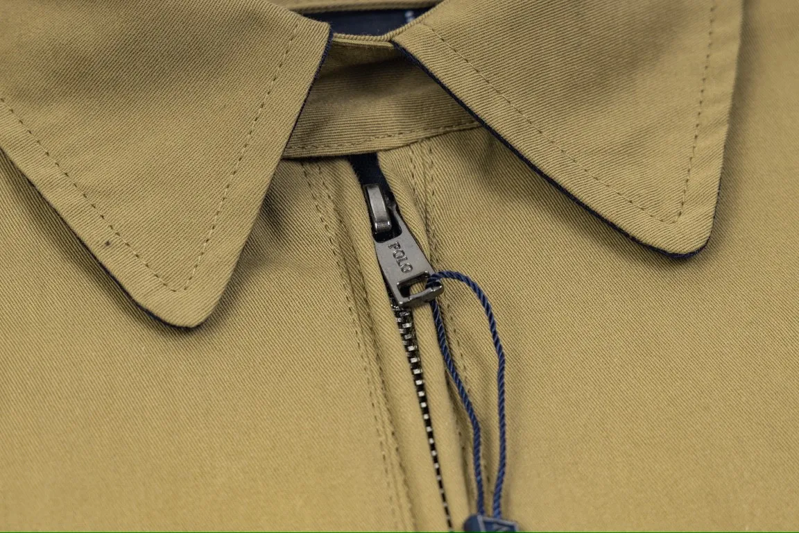 🅿️350 Ralph Lauren's new 24ss classic embroidered logo lapel executive zipper jacket for both men and women. 1️⃣Selected from high-quality original developed pure cotton fabric, with customized plaid lining inside, the overall wearing effect is very soft and comfortable. 2️⃣The workmanship details are perfectly controlled, with exquisite small logo embroidery on the chest, and the unique design style of splicing technology is used in the dropped shoulder position to highlight your personality! The version is simple but not simple! 3️⃣ Complete with tag accessories, unisex design, and a very versatile jacket for men and women!  Color: black, navy blue, khaki Size: S, M, L, XL